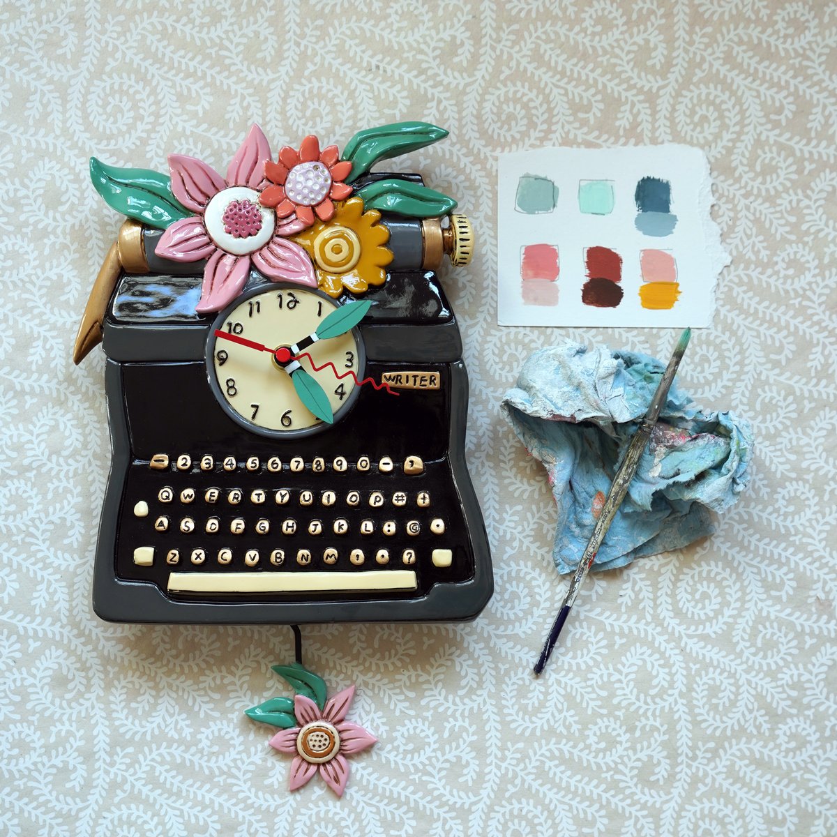 Black Vintage Writer Clock